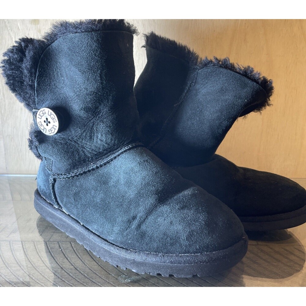 UGG Australia Women's Bailey Button II Boots size 9 Black